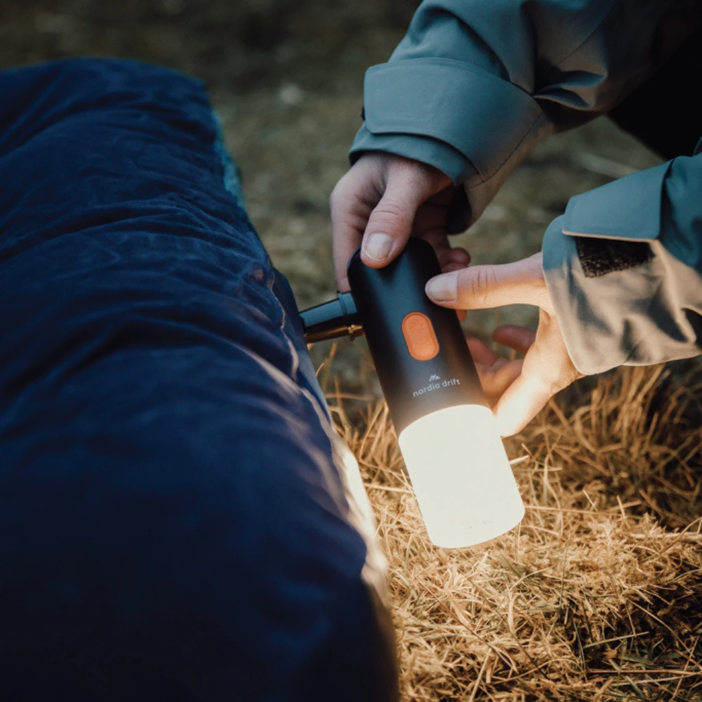Nordic Drift Titan 2-in-1-Luftpumpe und Campinglampe, schwarz