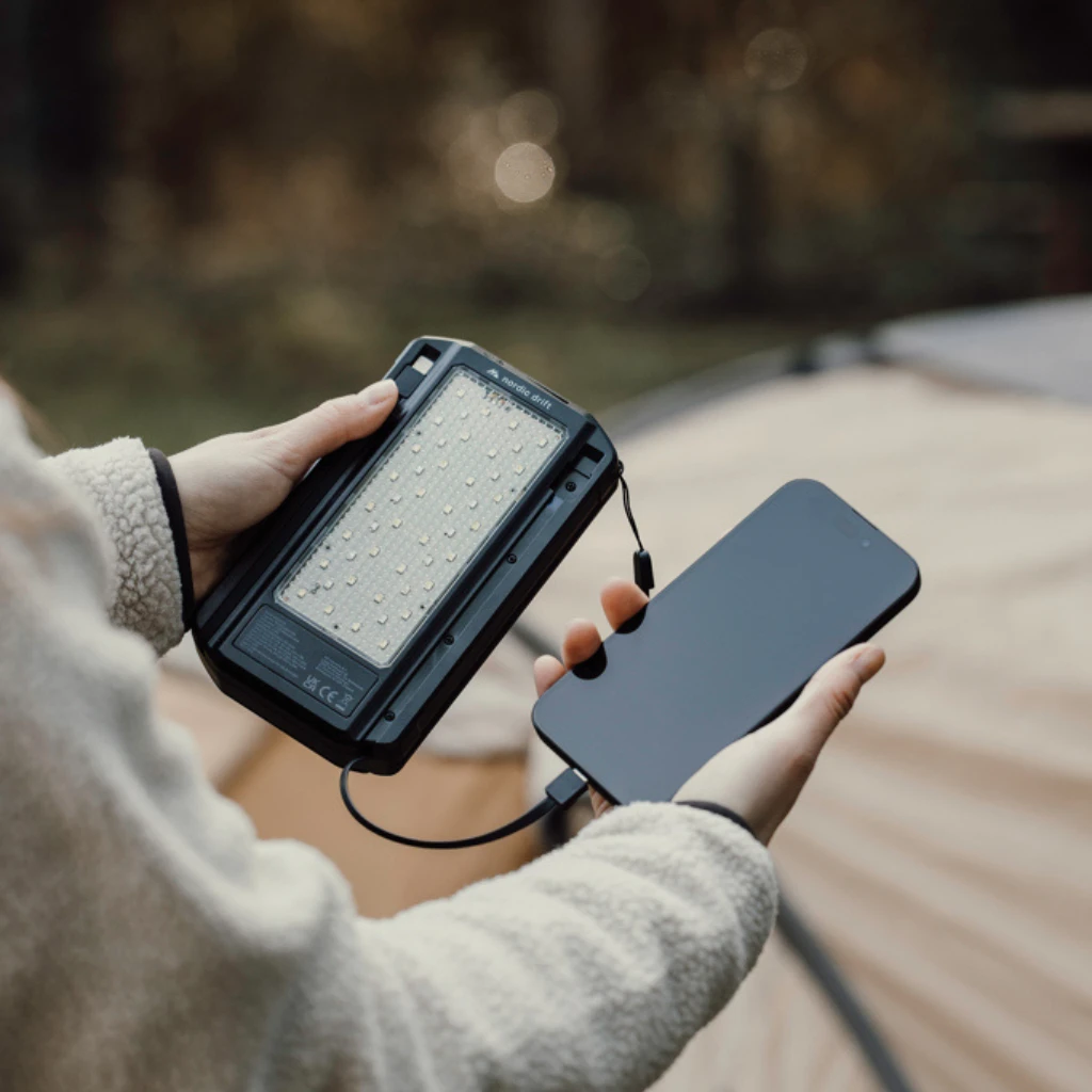 Nordic Drift Titan 10.000mAh Solar Powerbank with 3 Panels, schwarz